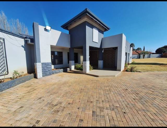 4 BEDROOM HOUSE FOR SALE IN FLAMWOOD